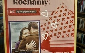 Plakat Dyskusyjnych Klub&oacute;w Książki oraz okładka książki, kt&oacute;ra przedstawia przytulających się ludzi. 