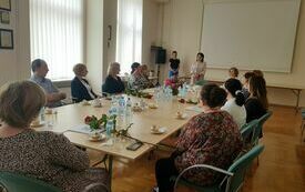 Dyrektor Biblioteki W Rzeszowie przemawia do zebranych pracownik&oacute;w biblioteki. 