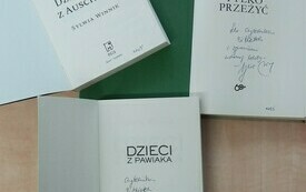 Otwarte książki z autografami dla czytelnik&oacute;w biblioteki.