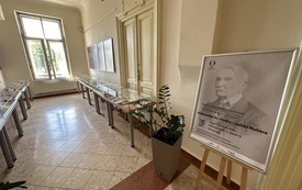 Budynek Biblioteki, w kt&oacute;rym prezentowana jest wystawa poświęcona Aleksandrowi Fredrze. Na sztaludze plakat zapowiadający wystawę, w gablotach książki poświęcone tw&oacute;rczości Fredry, na ścianach plansze wystawiennicze. 