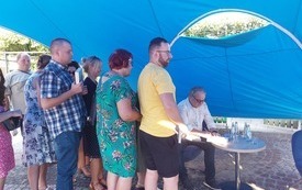 Niebieski namiot. Pisarz rozdaje autografy. 