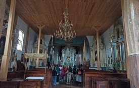 Bibliotekarki we wnętrzu zabytkowego kościoła. 