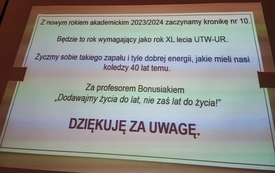 Na ekranie projekcyjnym prezentacja dotycząca UTW w Rzeszowie