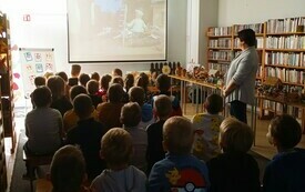 Grupa dzieci biorąca udział w lekcji bibliotecznej.