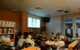 Grono senior&oacute;w podczas wykładu w bibliotece. 