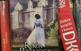 Książka &quot;R&oacute;ża p&oacute;łnocy&quot; i zakładka z logo Dyskusyjnych Klub&oacute;w Książki. 