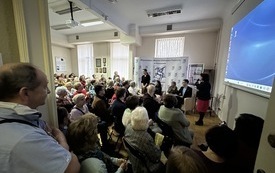 Pani dyrektor biblioteki przemawia do zebranych na widowni gości.