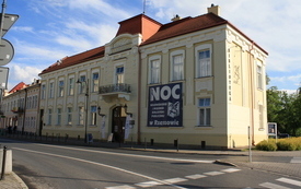 Fasada zabytkowej kamienicy, w kt&oacute;rej mieści się biblioteka sfotografowana w świetle dziennym