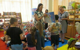 Bibliotekarki podczas uroczystego pasowania na czytelnika.