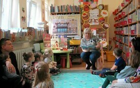 Bibliotekarka czyta dzieciom.