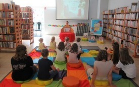 Zajęcia w bibliotece z teatrzykiem.