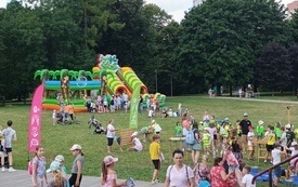 Mn&oacute;stwo dzieci i rodzic&oacute;w bierze udział w pikniku plenerowym. 