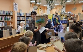 Bibliotekarki pokazują dzieciom ręcznie robione książki