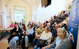 W holu biblioteki i na schodach licznie zgromadzona publiczność. 