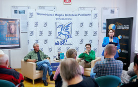 Dyrektor biblioteki podczas powitania autora i uczestnik&oacute;w spotkania.