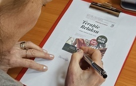 Zbliżenie na dłoń kobiety z długopisem nad kartką papieru