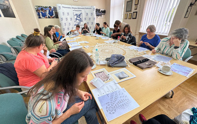 Zdjęcie do Podsumowanie warsztat&oacute;w koronkarskich w ramach projektu &bdquo;O tradycjach lasowiackich w bibliotece&rdquo; | 30 września, 7, 14, 21, 28 &nbsp;października i 2 grudnia 2023 r.