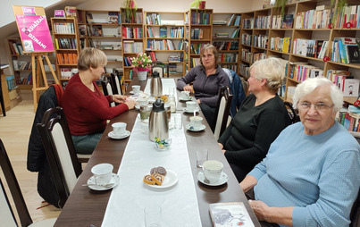 Zdjęcie do &quot;Medalion z bursztynem&quot; wciągająca książka autorstwa Anny Klejzerowicz