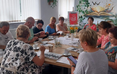 Zdjęcie do Spotkanie DKK Senior&oacute;w w Nowej Sarzynie o książce &quot;Kr&oacute;tka historia o długiej miłości&quot; A. Kuźniak 