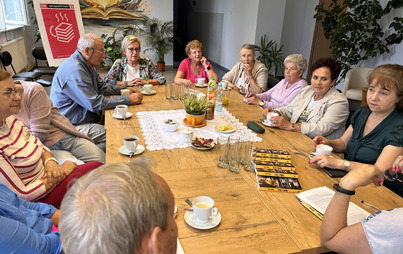 Zdjęcie do Spotkanie DKK Senior&oacute;w w Nowej Sarzynie wok&oacute;ł książki &quot;Życie na miarę&quot; Marka Rabija 