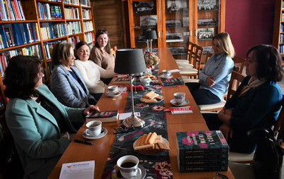 Zdjęcie do Dyskusyjny Klub Książki w Gminnej Bibliotece Publicznej w Padwi Narodowej - spotkanie o książce &quot;Matki i C&oacute;rki&quot; Ałbeny Grabowskiej