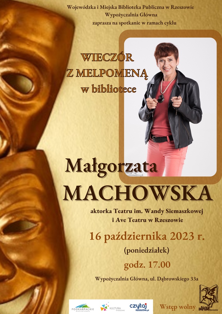 Kobieta w krótkich włosach w malinowym swetrze i spodniach oraz czarnej skórzanej kurtce. Obok maska teatralna.