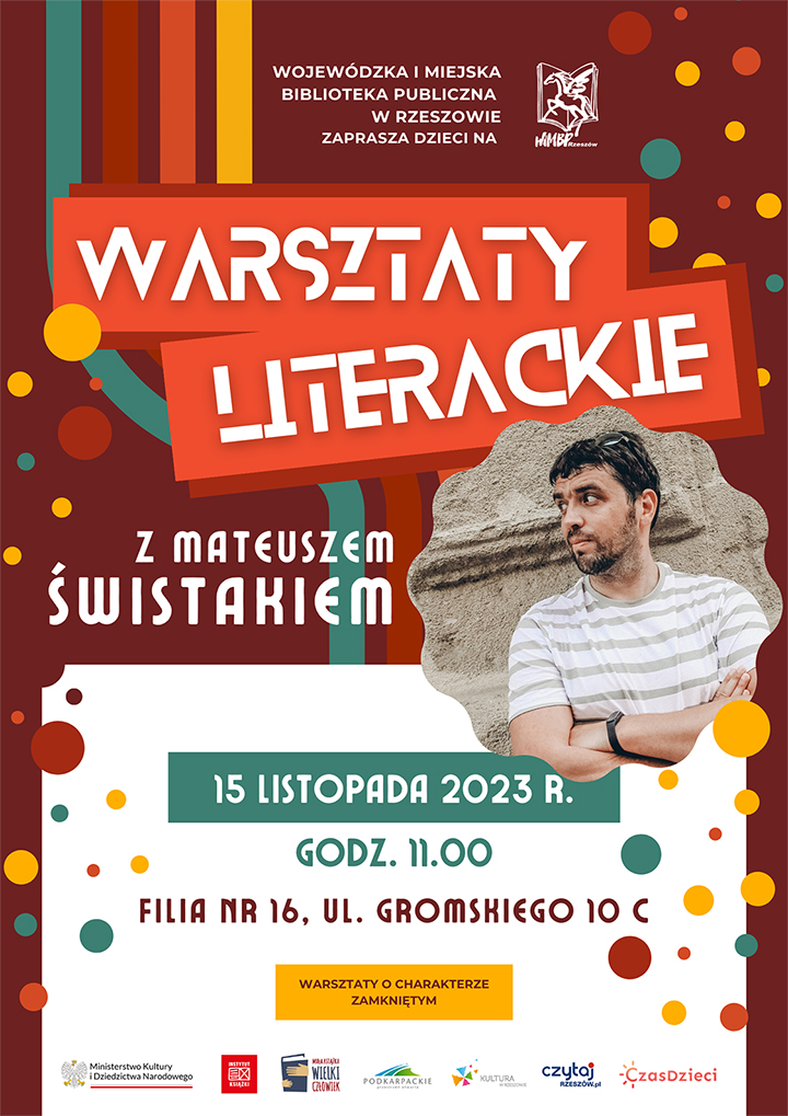 Mężczyzna w koszulce w paski z zarostem i okularami założonymi na głowę.