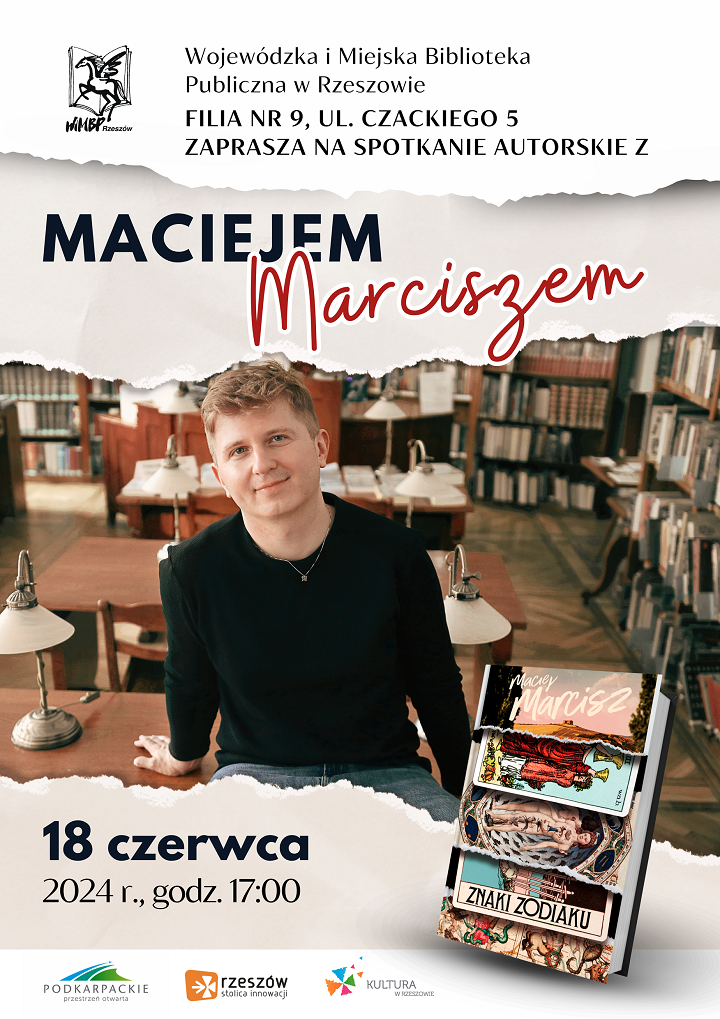 Młody mężczyzna siedzi na stoliku w bibliotecznej czytelni