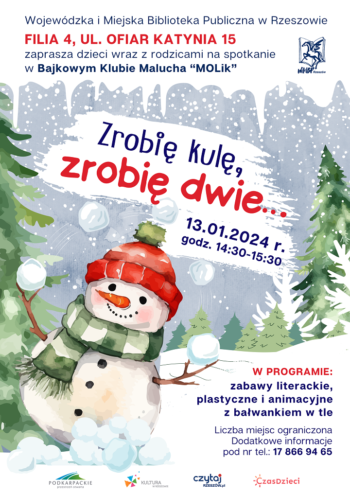 Bałwanek stoi w lesie i trzyma dwie śnieżne kulki